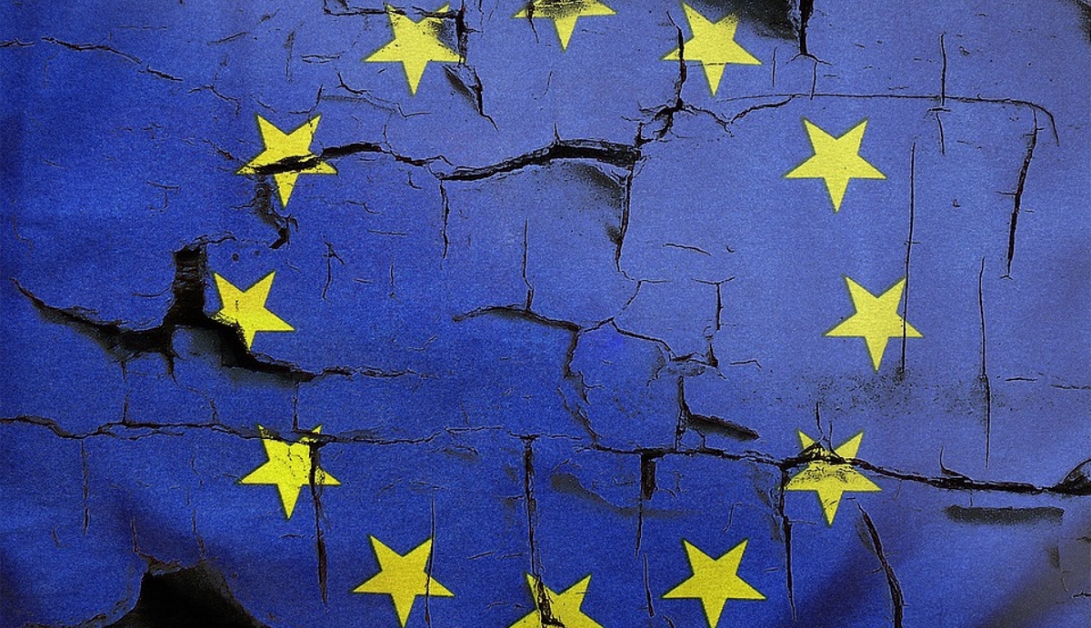 Cracked EU flag