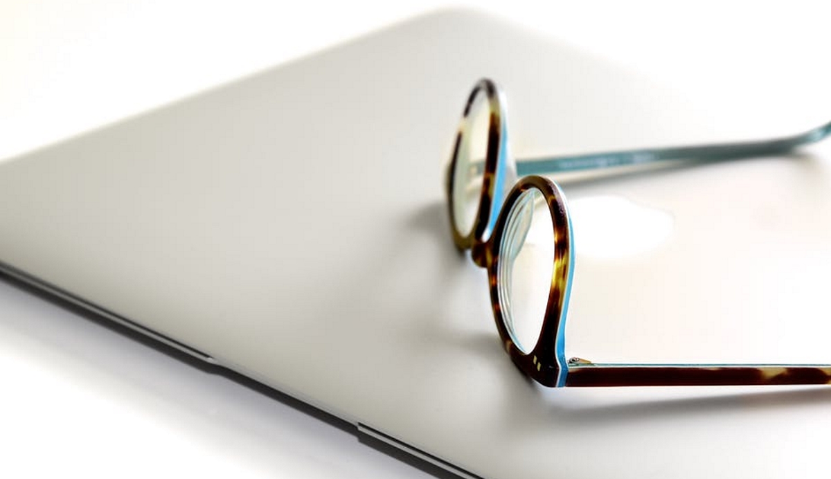Glasses laptop transparency